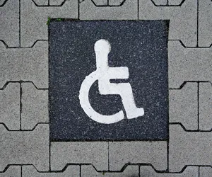 Nawet 10% mieszkańców Opola zmaga się z niepełnosprawnością. I z barierami architektonicznymi, które potrafią im zgotować miejskie instytucje oraz chodniki