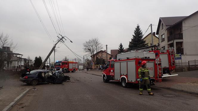 Grajewo. Audi złamało słup energetyczny. W samochodzie było dwóch mężczyzn