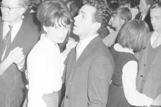 Białe bluzki i czarne spódnice. Tak w czasach PRL-u wyglądały studniówki!