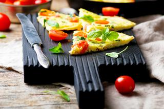 Frittata a la caprese z mozzarellą, pomidorami i bazylią: pomysł na pyszne śniadanie