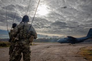 Kanadyjskie CF-18 i CC-130 w Krajach Bałtyckich