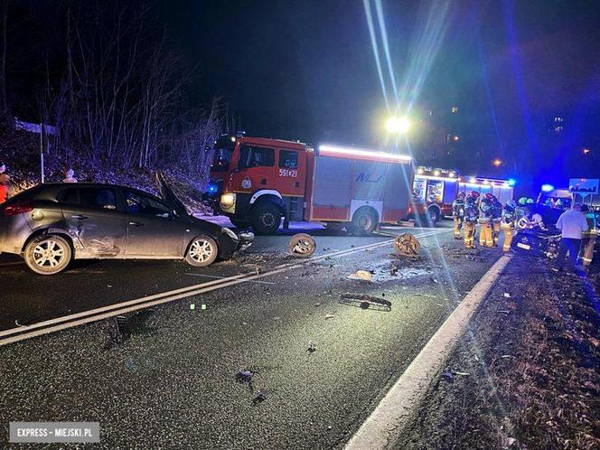 Z samochodów zostały wraki, dwie osoby ranne