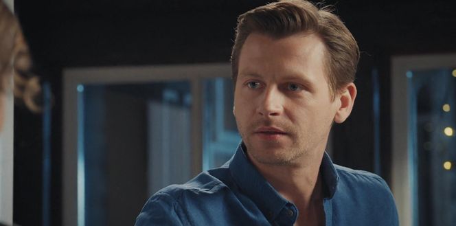 M jak miłość odc. 1873. Adam Karski (Patryk Szwichtenberg)