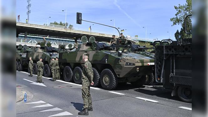 Defilada wojskowa 2024 w Warszawie. 2 tys. żołnierzy i kilkaset sztuk sprzętu wojskowego na ulicach miasta [ZDJĘCIA]