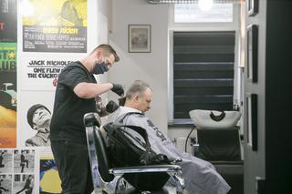 Marek Jakubiak u fryzjera