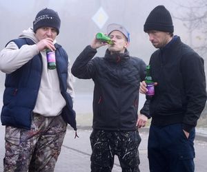 Barwy szczęścia odc. 3183. Leszek Szymański (Maciej Czerklański), Matecki (Daniel Antoniewicz), drugi kolega (Arkadiusz Kowalski) 