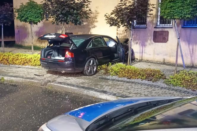 Gaszowice: Audi przeleciało przez rondo i wbiło się w ścianę budynku. Kobieta była pijana