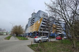 We Wrocławiu tęsknią za morzem. Ten blok wygląda jak statek, ma maszty i dziób!