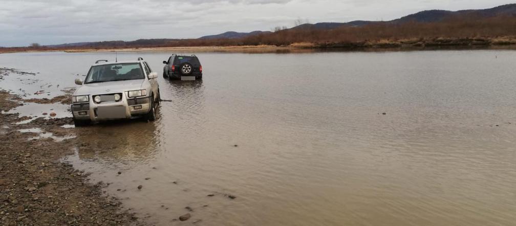 Domosławice: Wpakowali się samochodami do rzeki! Złapała ich policja