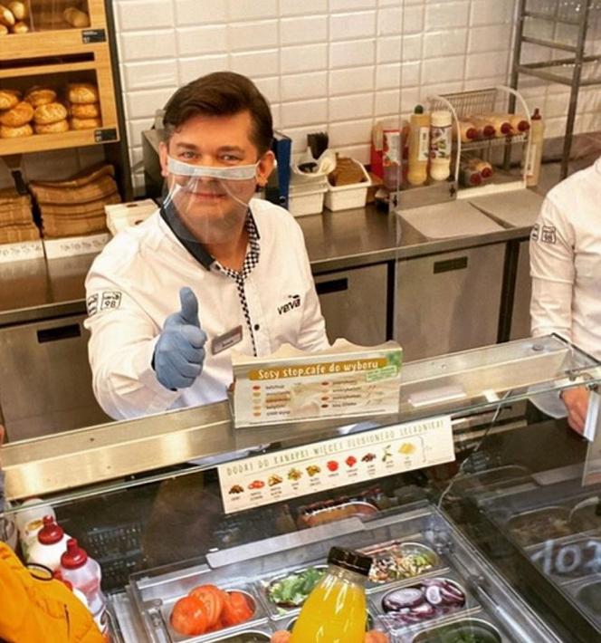 Zenek Martyniuk sprzedaje hot-dogi