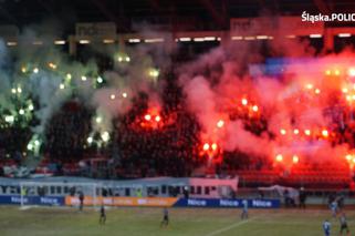Tychy: Zadyma podczas meczu GKS Tychy - Ruch Chorzów. Policja zatrzymała dwie osoby [ZDJĘCIA]