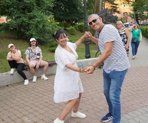 Zabawa taneczna w parku - zobacz, jak bawili się mieszkańcy i turyści