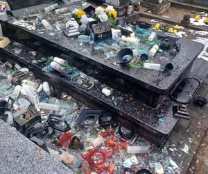 Demolka na cmentarzu. 23-latek zniszczył znicze i wiązanki leżące na grobach