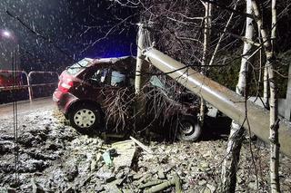 Samochód WBIŁ SIĘ w słup oświetleniowy. Poważny wypadek w Ptaszkowie 