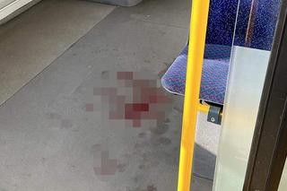 Dantejskie sceny w autobusie. Pasażer roztrzaskał głowę podczas gwałtownego hamowania. Nie żyje