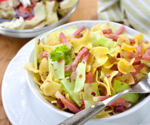 Makaron z duszoną kapustą shutterstock_1599628078.jpg