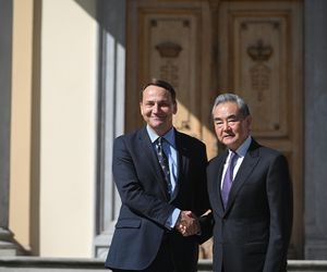 Chiński szef MSZ Wang Yi w Polsce. Spotyka się z Sikorskim i Nawrockim