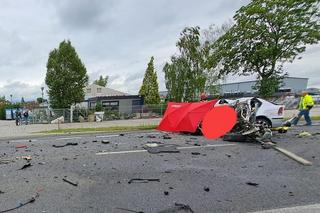 BMW zderzyło się z dwoma ciężarówkami 