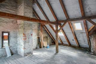 Od czego zacząć remont strychu w starym domu? Najpierw sprawdź strop!