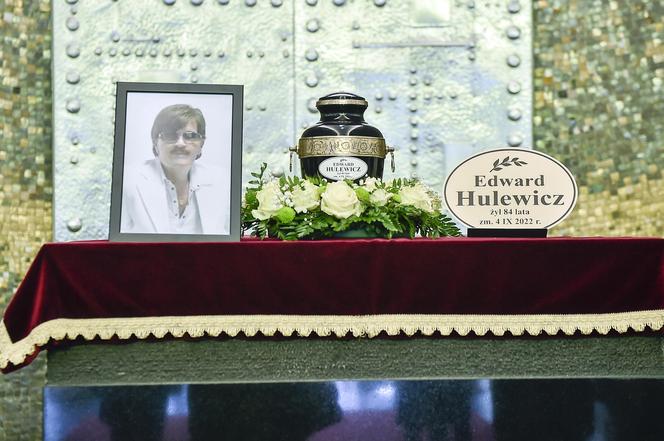 Tak żegnano Edwarda Hulewicza, autora hitu "Bo jedno życie mam". Na pogrzeb legendy polskiej piosenki przybyły tłumy