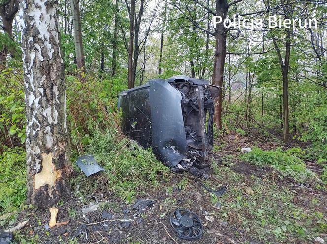 Wypadek w Bieruniu. 42-letni kierowca wypadł z drogi i uderzył w drzewo