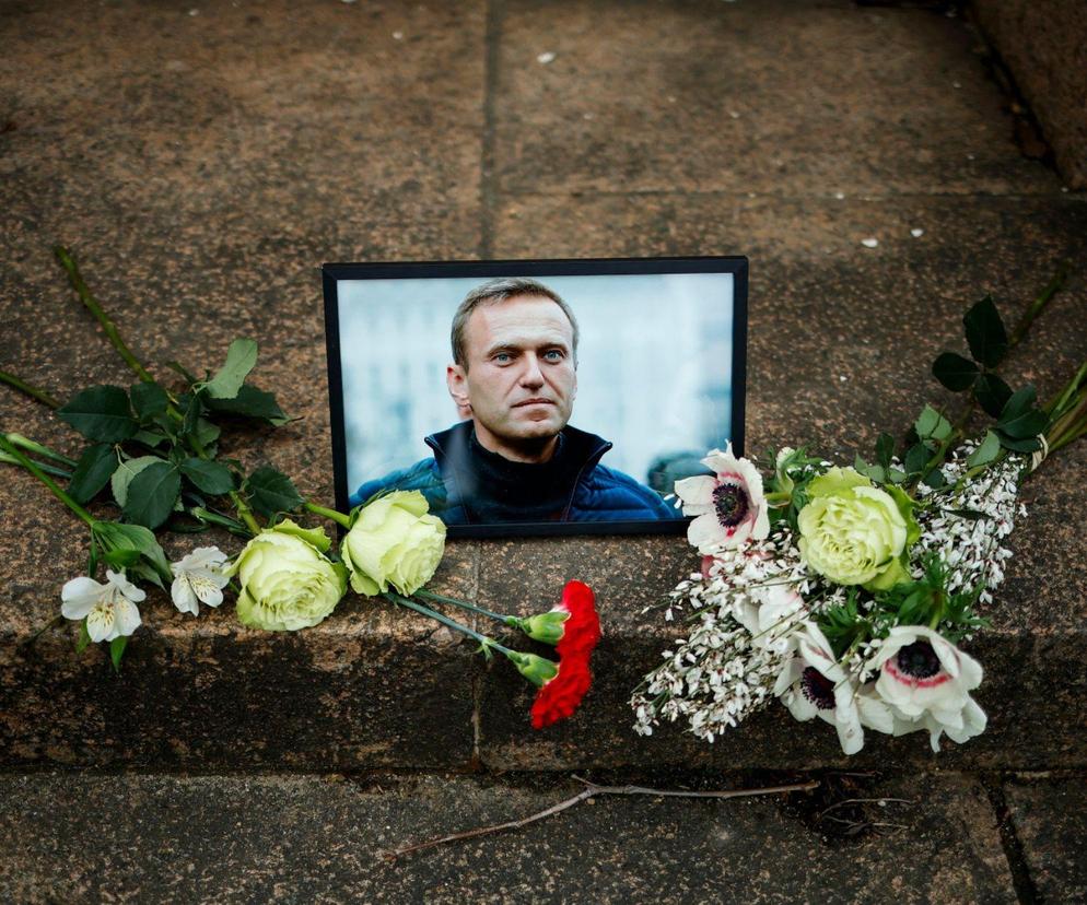 Wiec przed ambasadą Rosji w Paryżu po śmierci Aleksieja Nawalnego