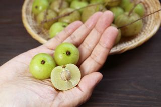 Spala tłuszcz na brzuchu, wspiera nerki, dba o włosy. Cudowna jagoda to samo zdrowie