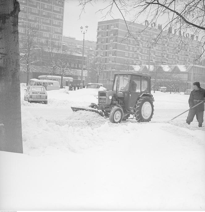 Odśnieżanie ul. Emilii Plater. Widoczny ciągnik Ursus C-330 z pługiem śnieżnym