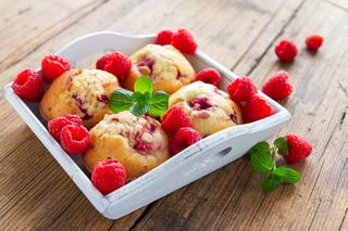 Domowe muffinki z malinami i białą czekoladą: przepis