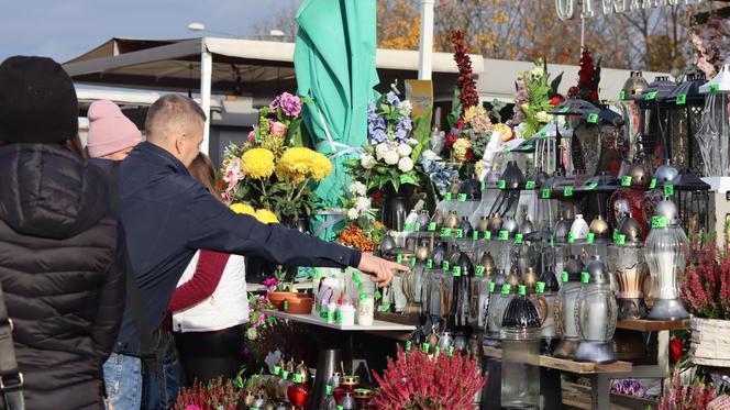 Oprócz znicza można było kupić kebaba. Tłumy przy cmentarzy na lubelskim Majdanku. Zobaczcie!