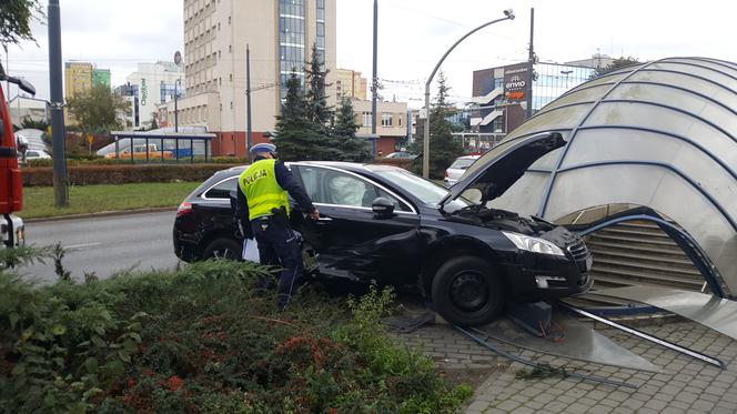 Poważny wypadek na Rondzie Jagiellonów w Bydgoszczy [WIDEO, ZDJĘCIA]