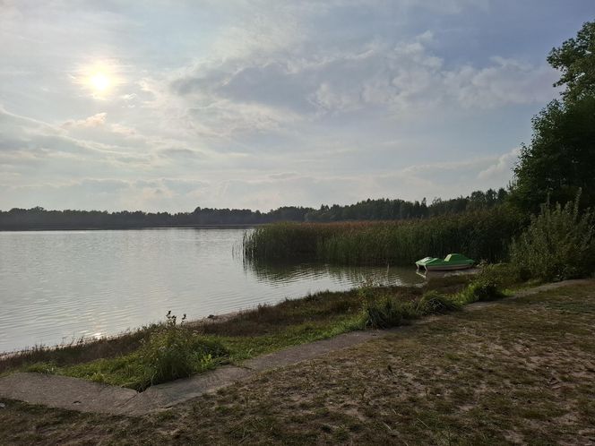 Spokojne wrześniowe popołudnie nad Jeziorem Bialskim w Białce