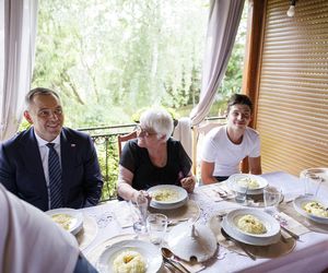 Karol i Marta Nawroccy na obiedzie u rodziny spod Kolbuszowej, na stole same smakołyki