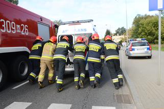 Wypadek karetki na skrzyżowaniu ulic Bukowińskiej i Wilanowskiej