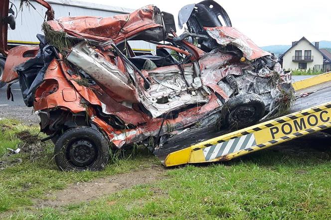 Olszyny: Tragiczny wypadek, samochód zderzył się z ciężarówką [ZDJĘCIA]