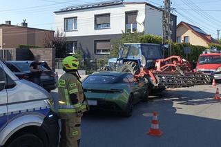 Niecodzienna kolizja w Świerklańcu. Z ciągnikiem zderzył się... Aston Martin za milion złotych