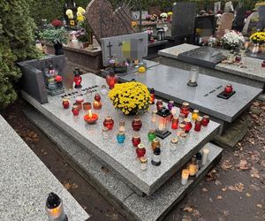 Grób Jerzego Urbana w Zaduszki. Niewiarygodne, co mu położyli na płycie!