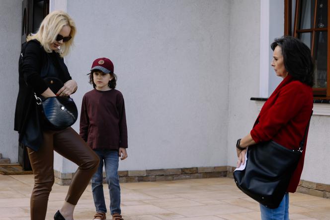 Na Wspólnej, odcinek 3335: Ilona (Anna Samusionek), Iza (Anna Korcz), Wiktorek (Kajetan Borowski)