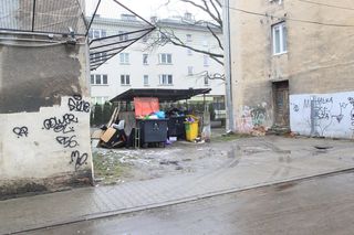 Praga-Północ, jak drugi Neapol. Mieszkańcy toną w śmieciach. „Nie ma tu miejsca”