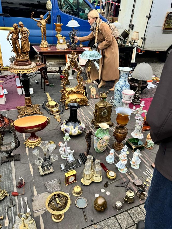 Wcisło buszuje na pchlim targu.