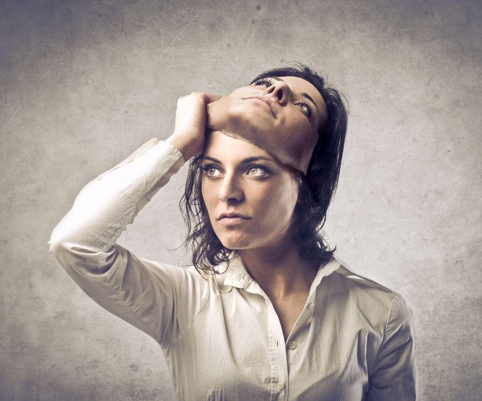 Hipokryta chce, by inni widzieli go w jak najlepszym świetle i chętnie wytyka wszystkim błędy, choć swoich zdaje się nie widzieć.