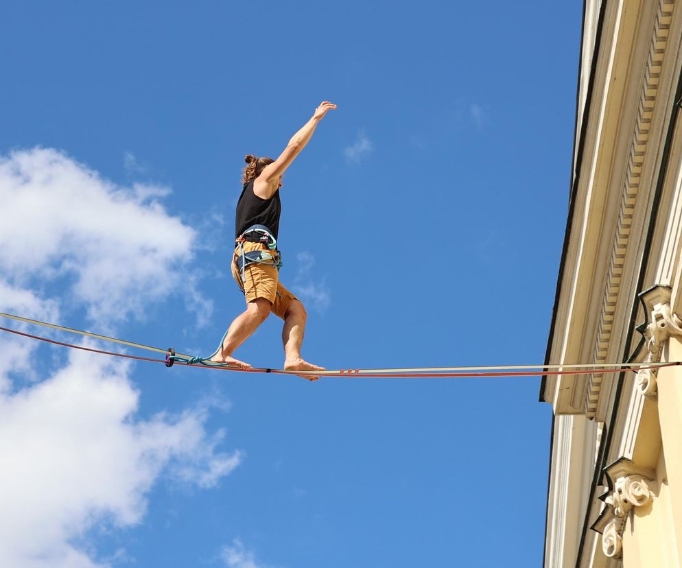 Spacerują po linach nad głowami przechodniów. Trwa Urban Highline Festival