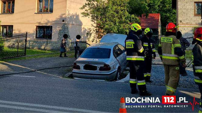 Brzeźnica. 24-letni kierowca bmw roztrzaskał się na dwóch ogrodzeniach