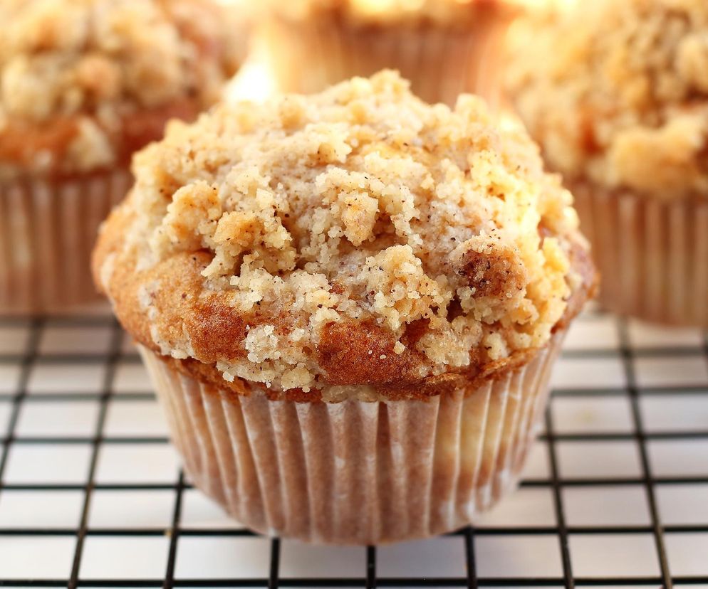 Deser z odrobiną słońca. Wypróbuj te przepyszne muffinki z brzoskwiniami i kruszonką