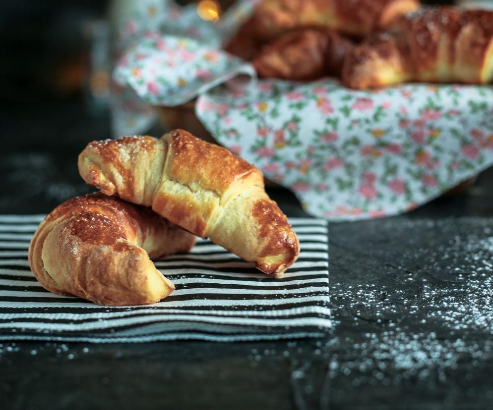 rogaliki drożdżowe z budyniem i wiśniami