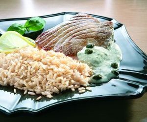 Pieczony tuńczyk w śmietanowym sosie kaparowo-limonkowym 