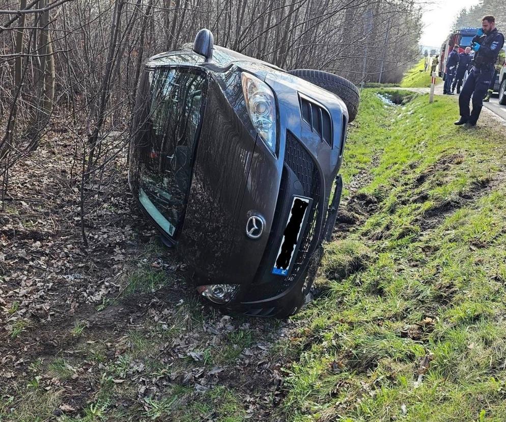Wypadek na trasie krajowej w Skarżysku-Kamiennej. Samochód wpadł do rowu!