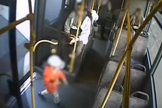 Czterolatek jechał sam autobusem.  Zobacz, co zrobił kierowca, jest nagranie 