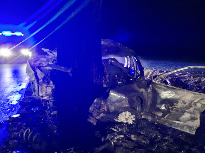 Pomorskie: Kierowca uwięziony w płonącym w aucie. 35-latek zginął na miejscu