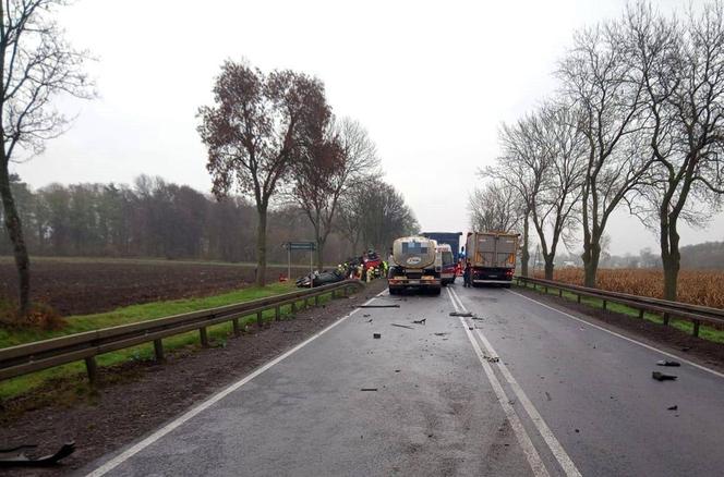 Groźny wypadek pod Glinojeckiem. Z rozbitej cysterny lał się żrący kwas
